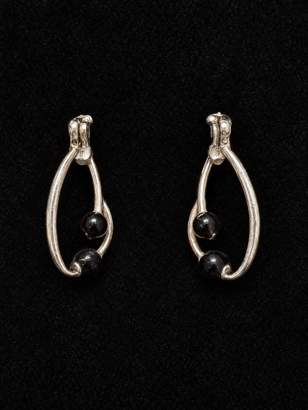 ⚜️ Hoop Earrings | Silver-Tone & Black Bead | Classic Drop 💗
